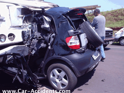 Gambar Kecelakaan Mobil Tabrakan